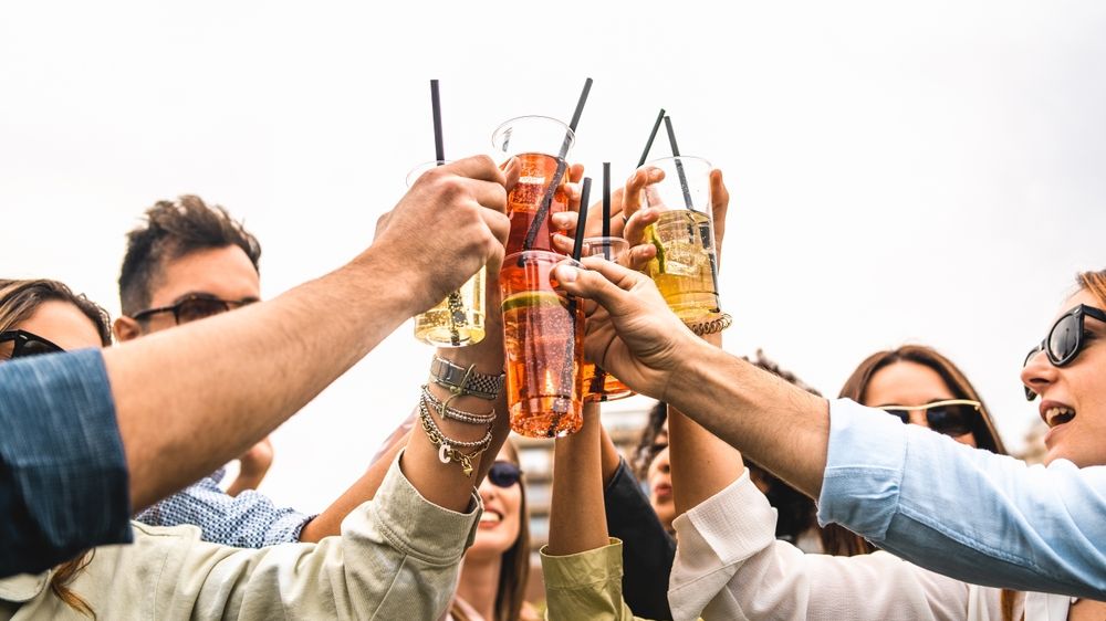 Spotřeba alkoholu v létě roste. Češi obvykle nekončí u jednoho drinku